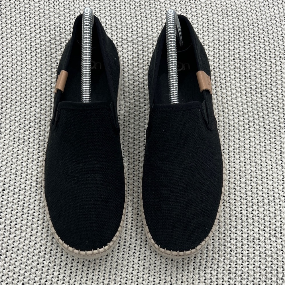 UGG woman’s Black and Tan Casual Slip-Ons - Picture 4 of 12